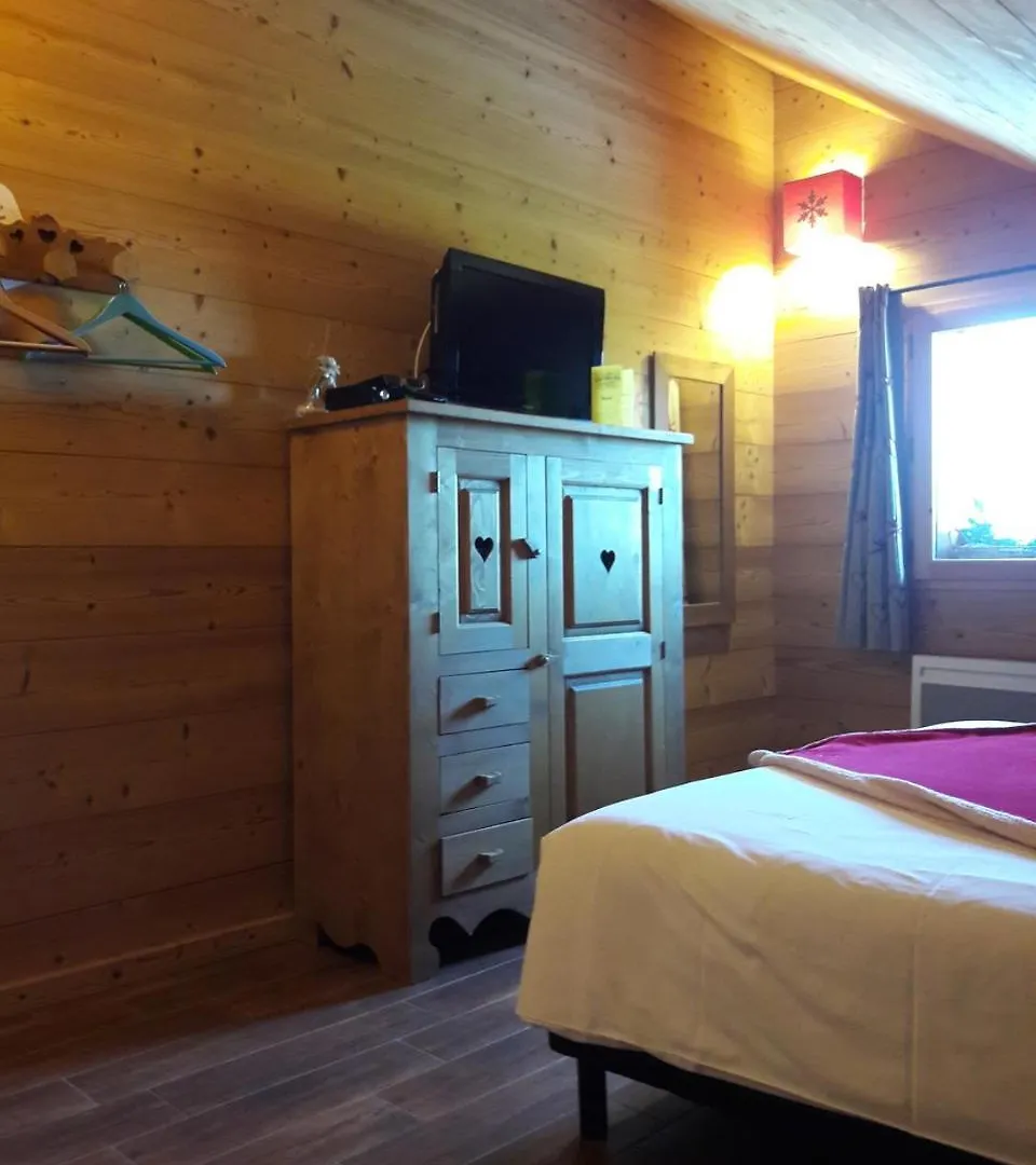 Chalet Sous Le Jora - Chambres D'Hotes Le Praz de Lys Bed & Breakfast